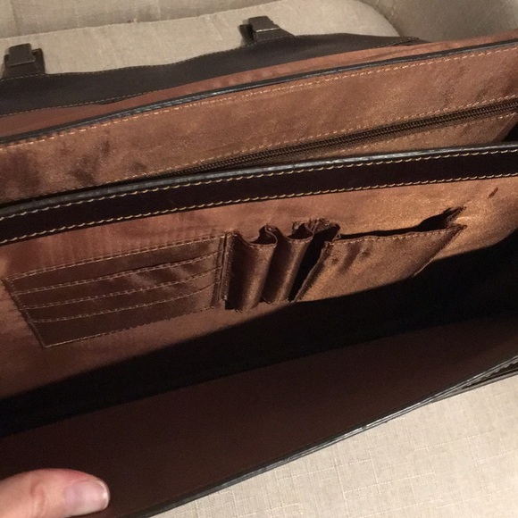 Wilson’s Leather Dark Rugged Expandable Briefcase - Picture 13 of 16